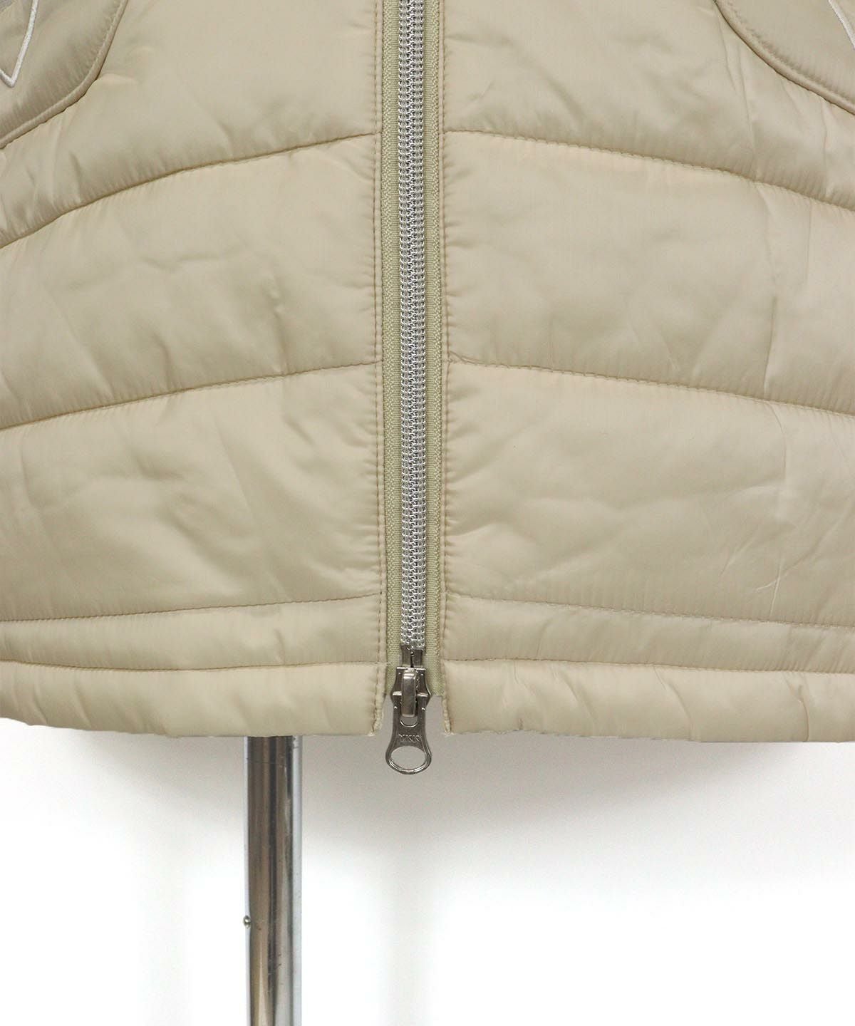 撥水中綿ロングベスト（ベージュ）ファスナー部分アップ