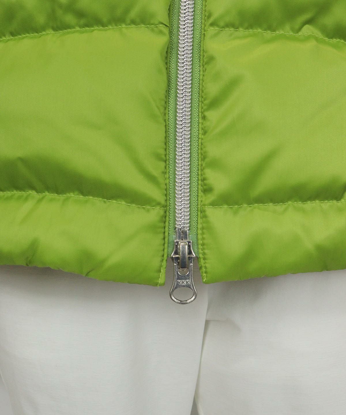撥水ダウンブルゾン（グリーン）ファスナー部分アップ