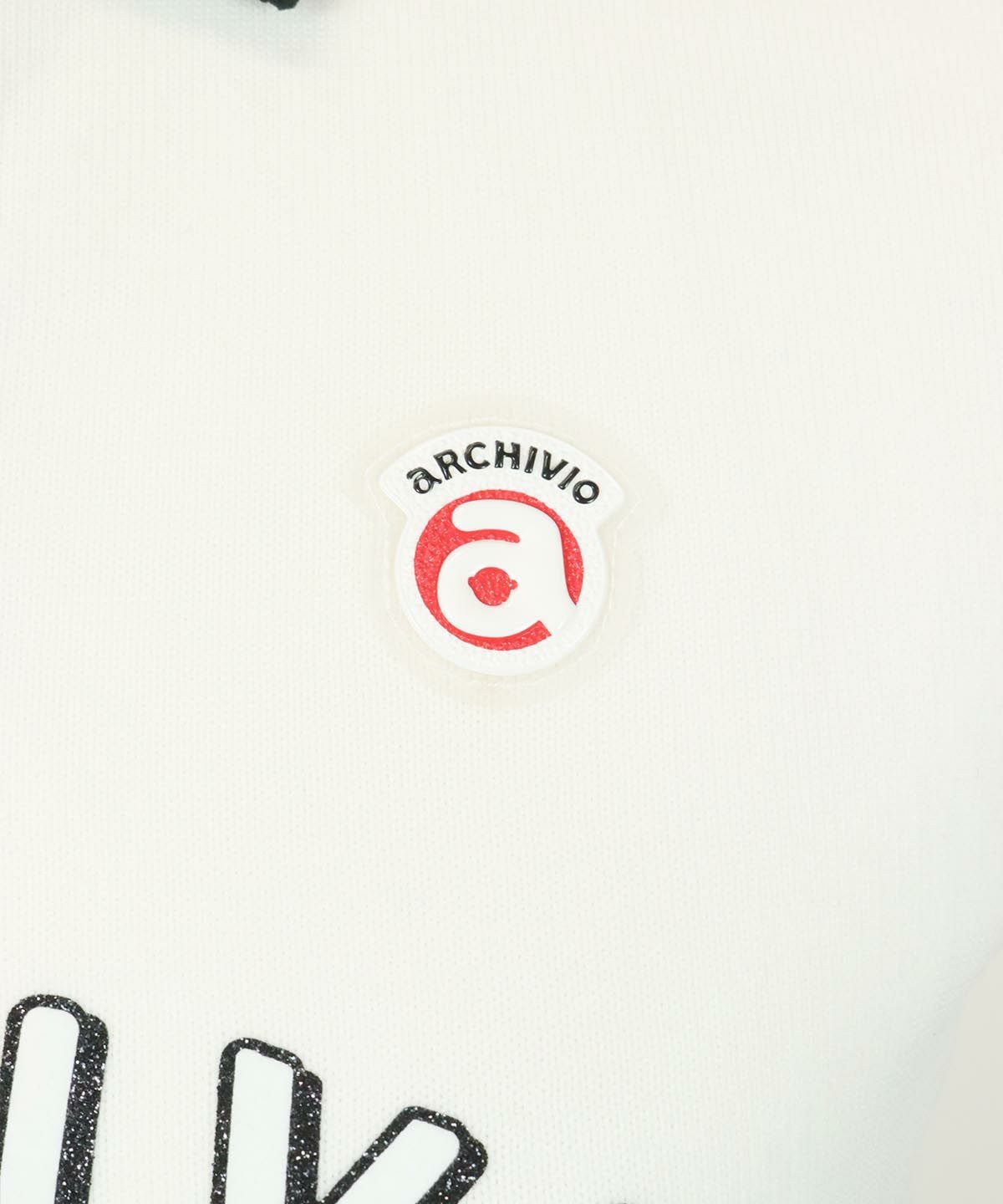 胸元ロゴデザイン部分（ホワイト）