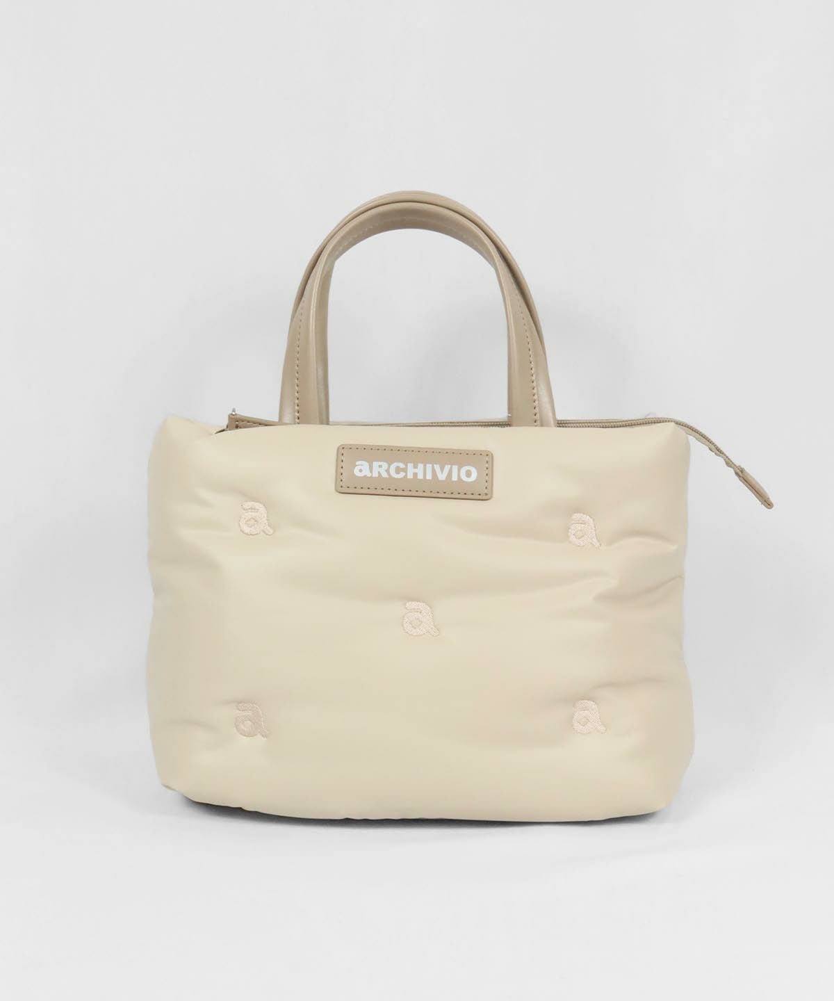 ロゴ刺繍中綿バッグ（ベージュ）