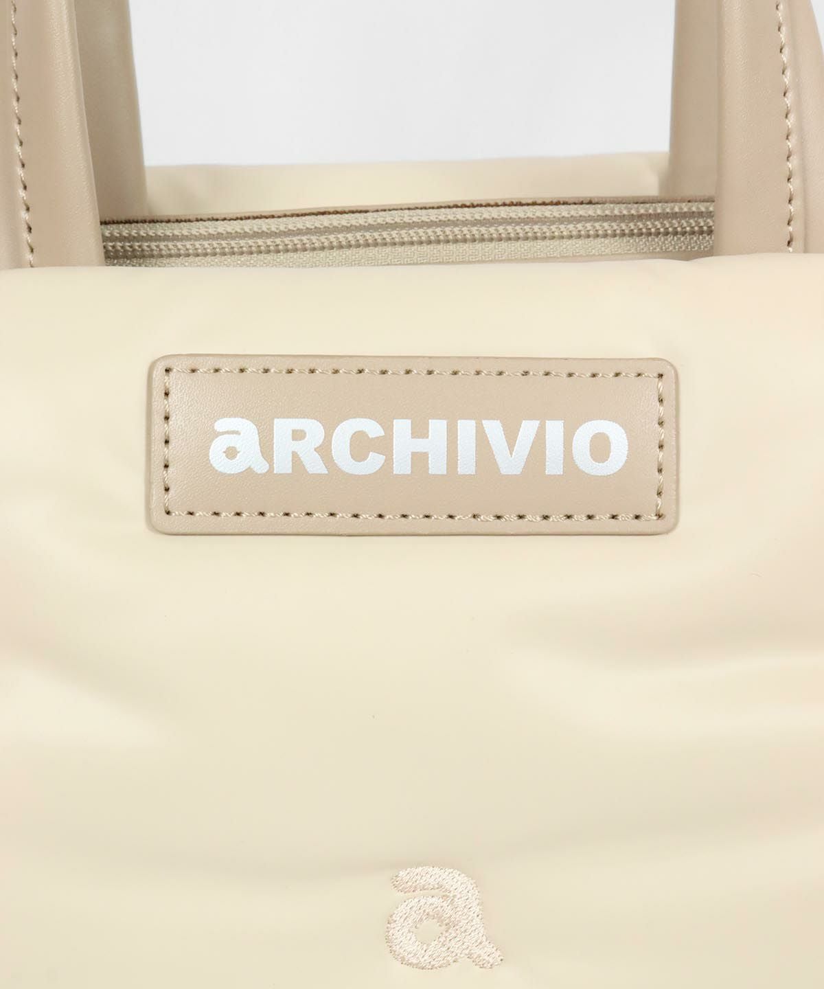 ロゴデザイン部分（ベージュ）