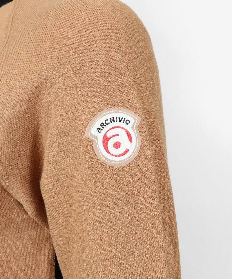 肩ロゴデザイン部分（ベージュ）