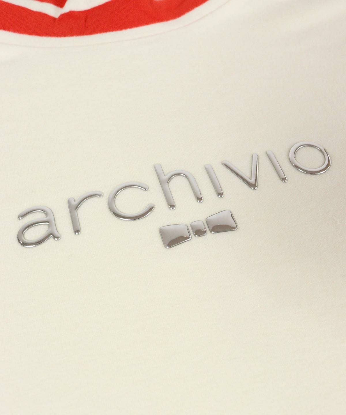 胸元ロゴデザイン部分（ホワイト×レッド）