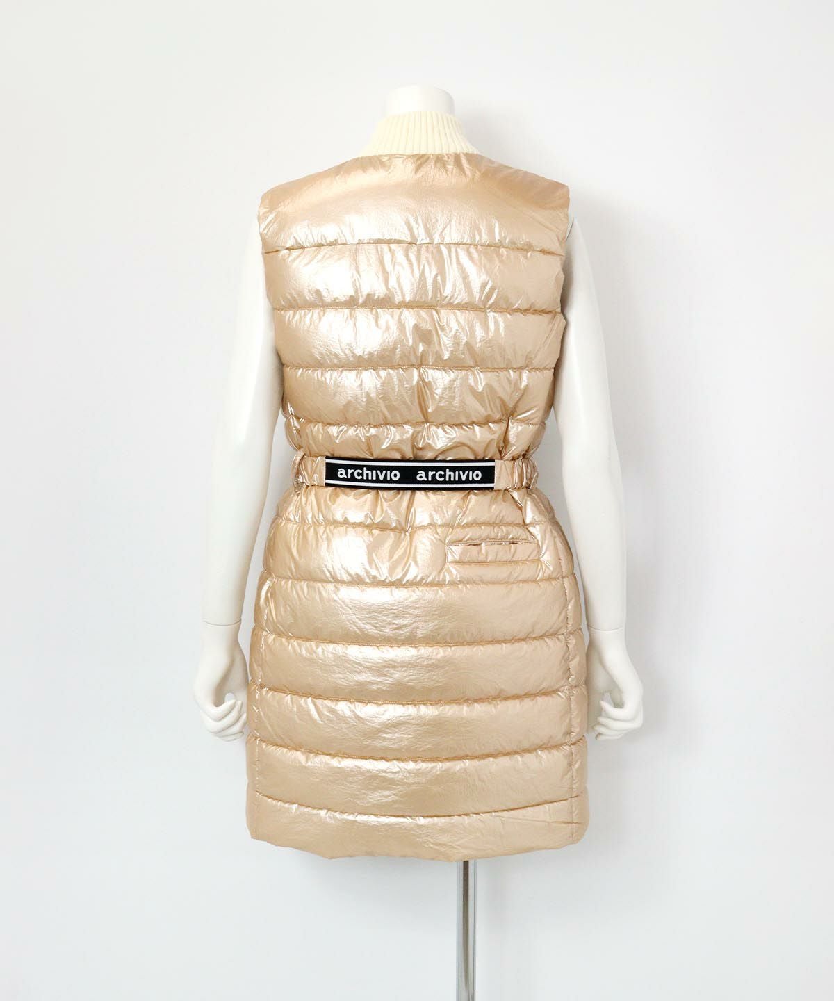 メタリックキルト保温ベスト(ベージュ)後ろ