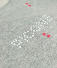 ピコドット七分袖裏毛プルオーバー胸元デザイン部分（ライトグレー）