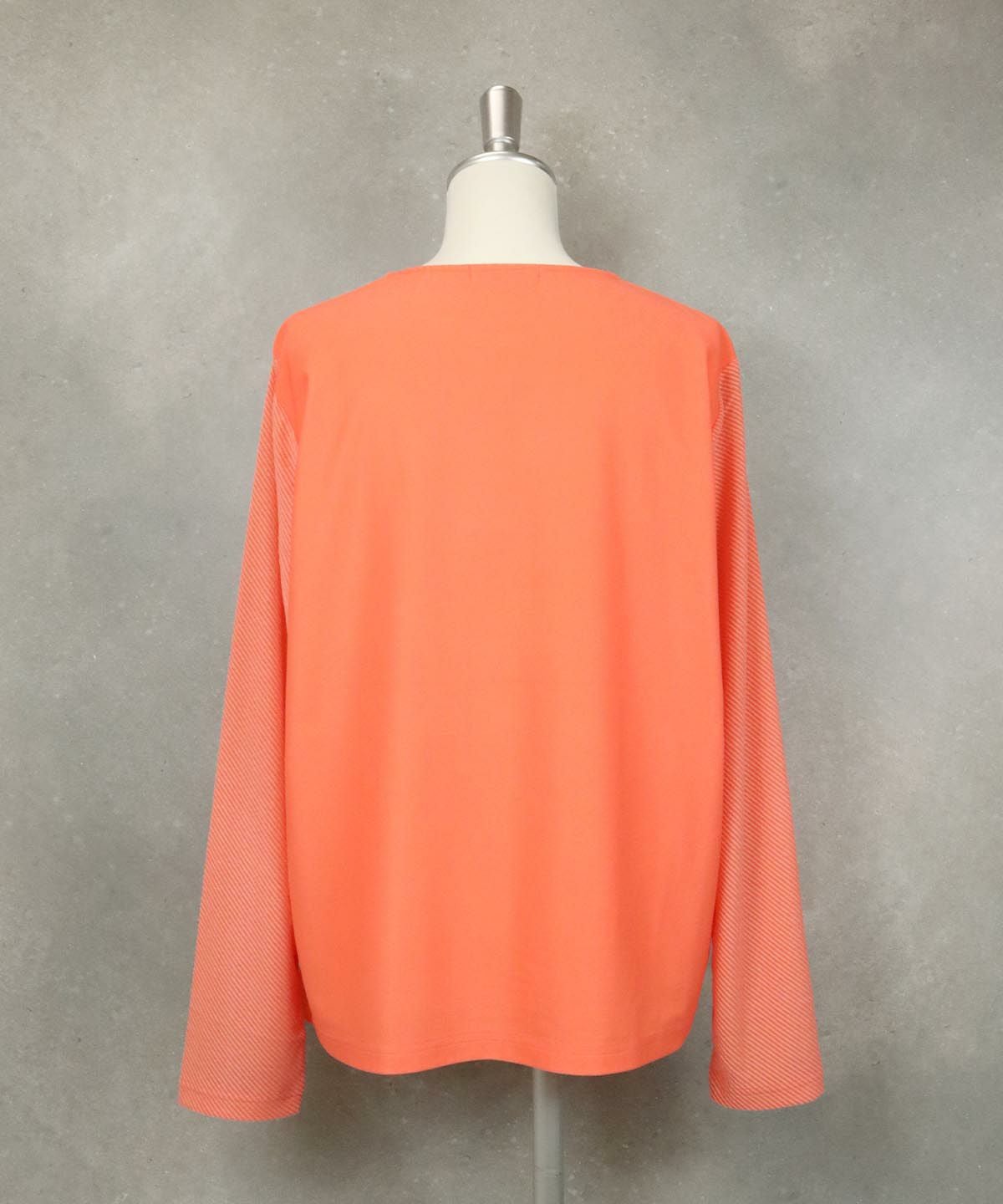 パネル柄切替プルオーバー（オレンジ）後ろ