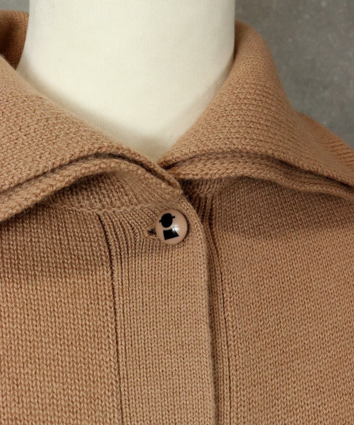 ボタン部分（ベージュ）