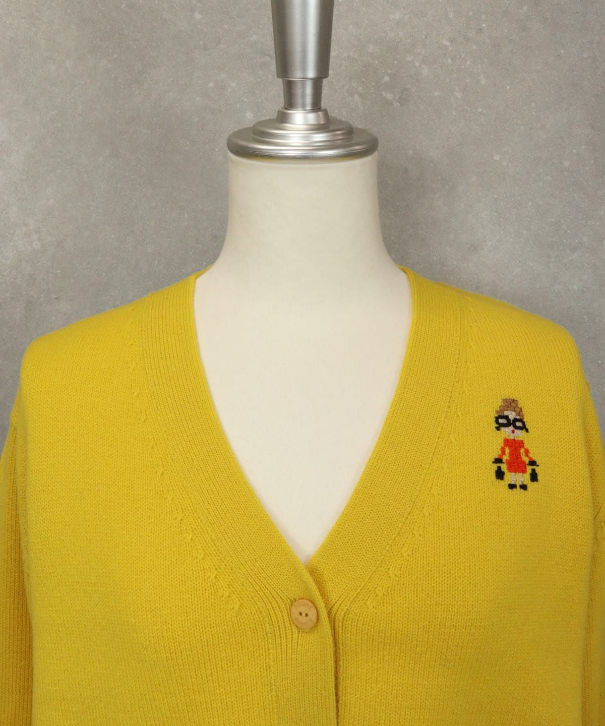 ウール100％Vネックニットカーディガン（イエロー）首元