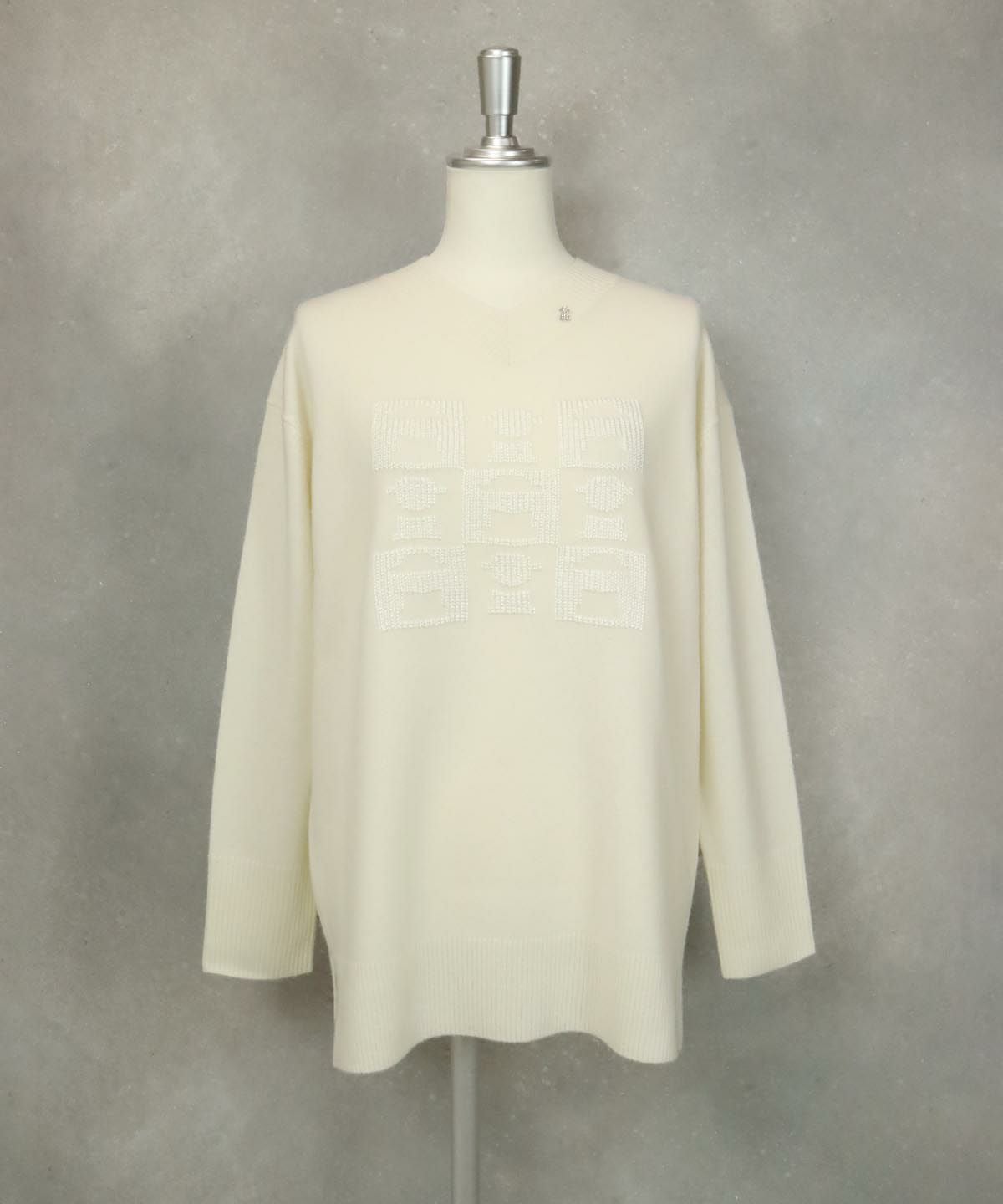 ウール100％コード刺繍Vネックニットプルオーバー（ホワイト）