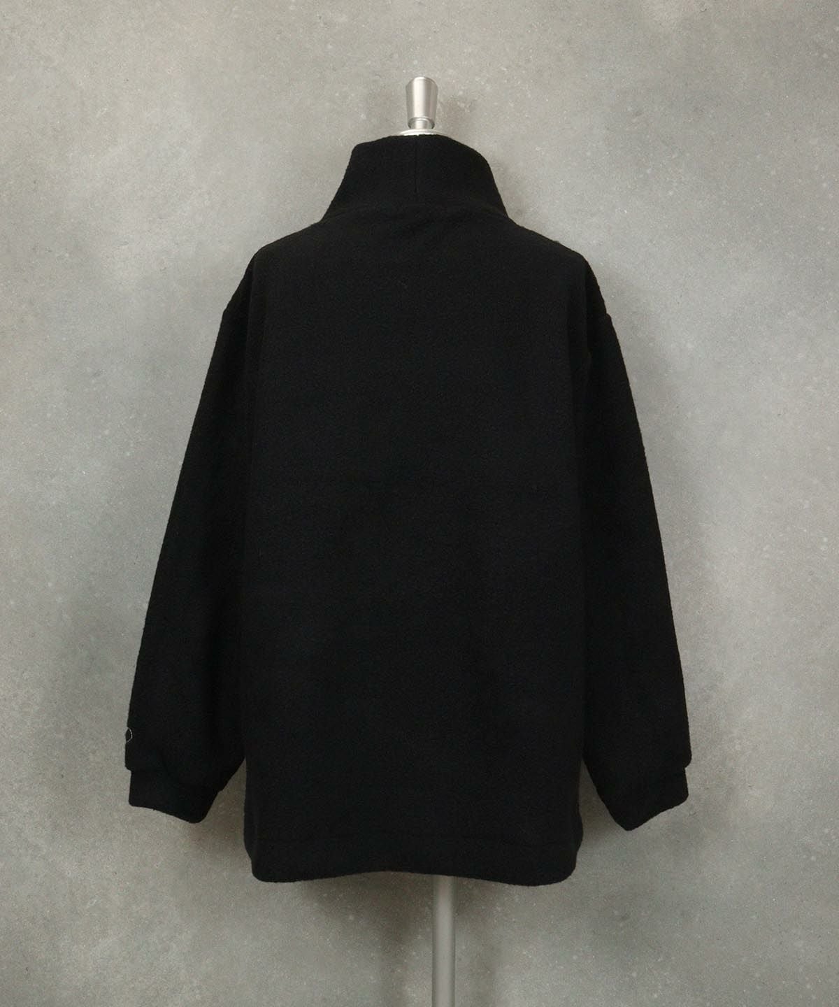 袖刺繍ボアプルオーバー（ブラック）後ろ