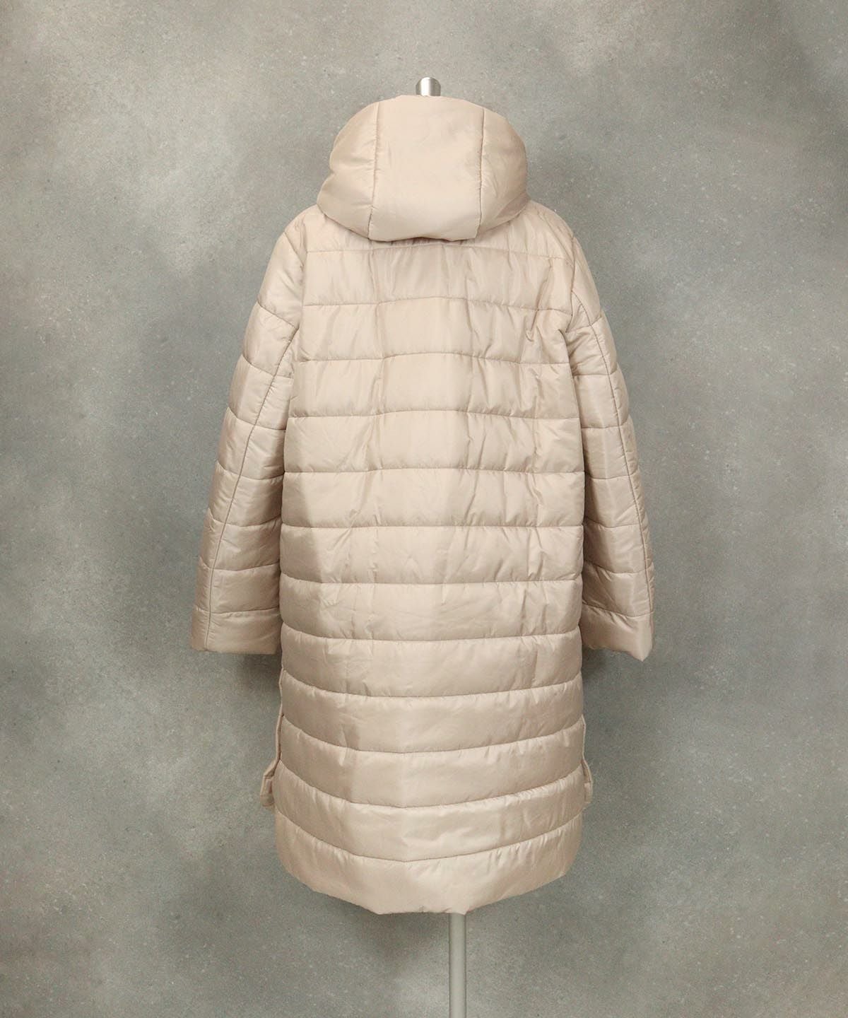 吸水速乾ミドル丈中綿コート後ろ（ベージュ）