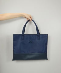 トートバッグ使用イメージ（ネイビー）