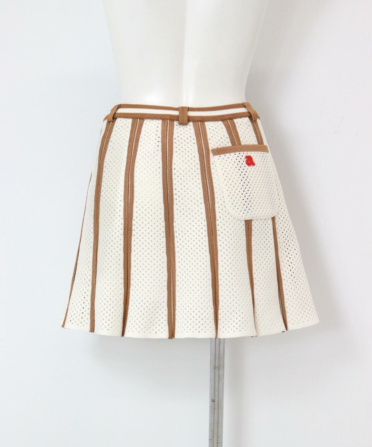 アイレットフレアスカート後ろ（ホワイト×ベージュ）