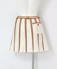 アイレットフレアスカート後ろ（ホワイト×ベージュ）