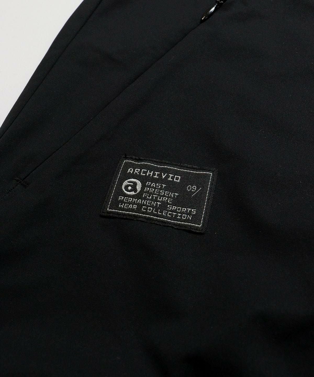 ロゴタグ部分（ブラック）