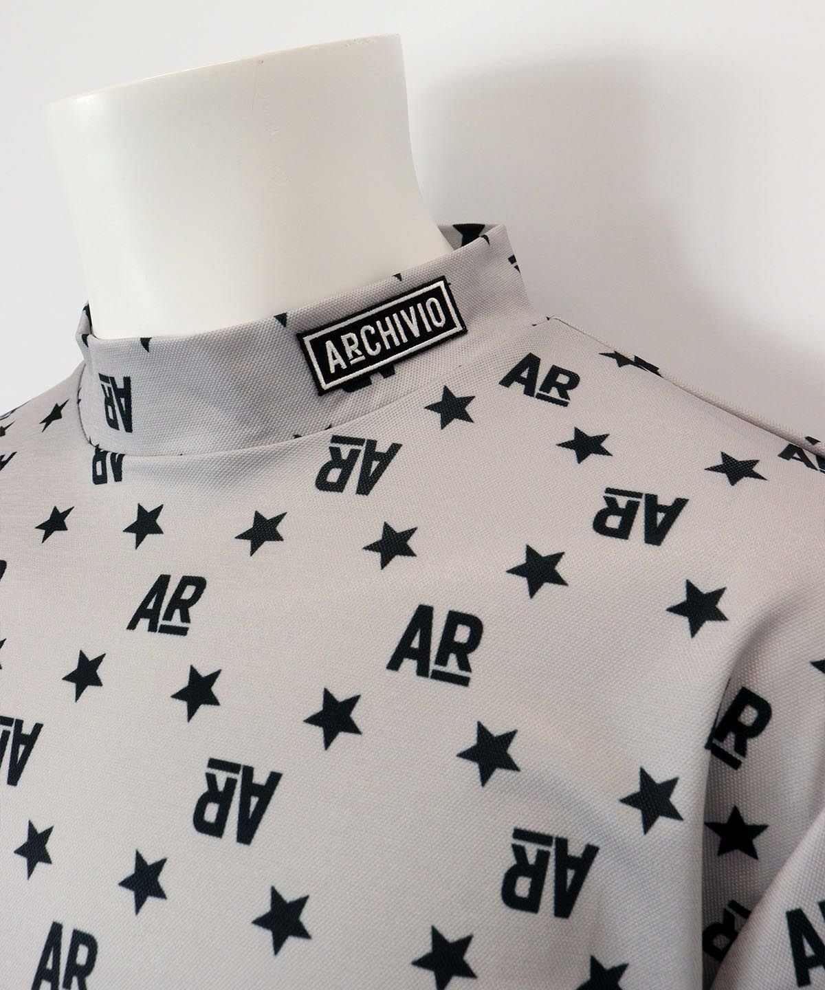 首元ロゴデザイン部分（ライトグレー）