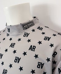 首元ロゴデザイン部分（ライトグレー）