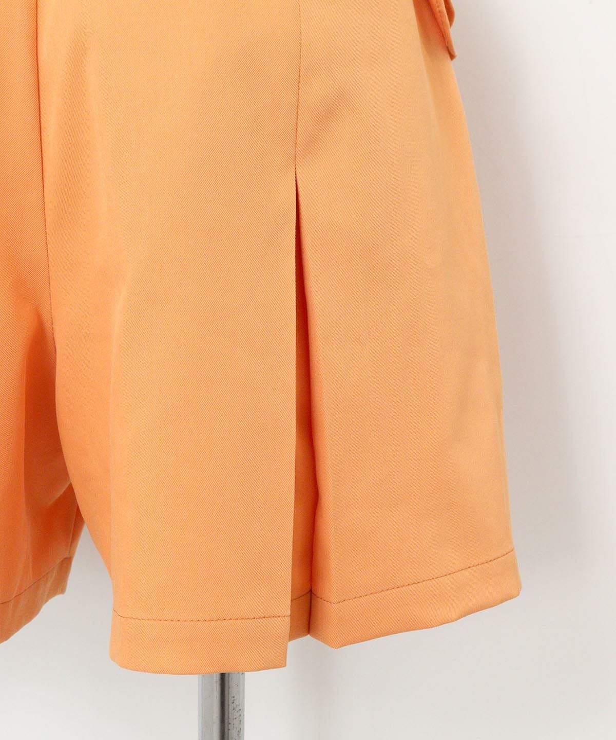 タック部分（オレンジ）