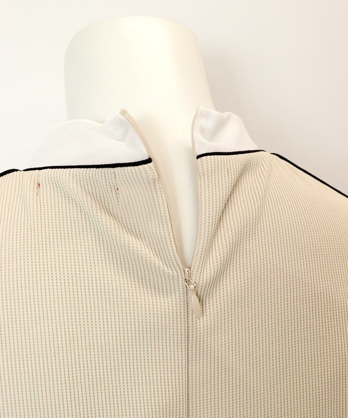 後ファスナー部分（ベージュ）