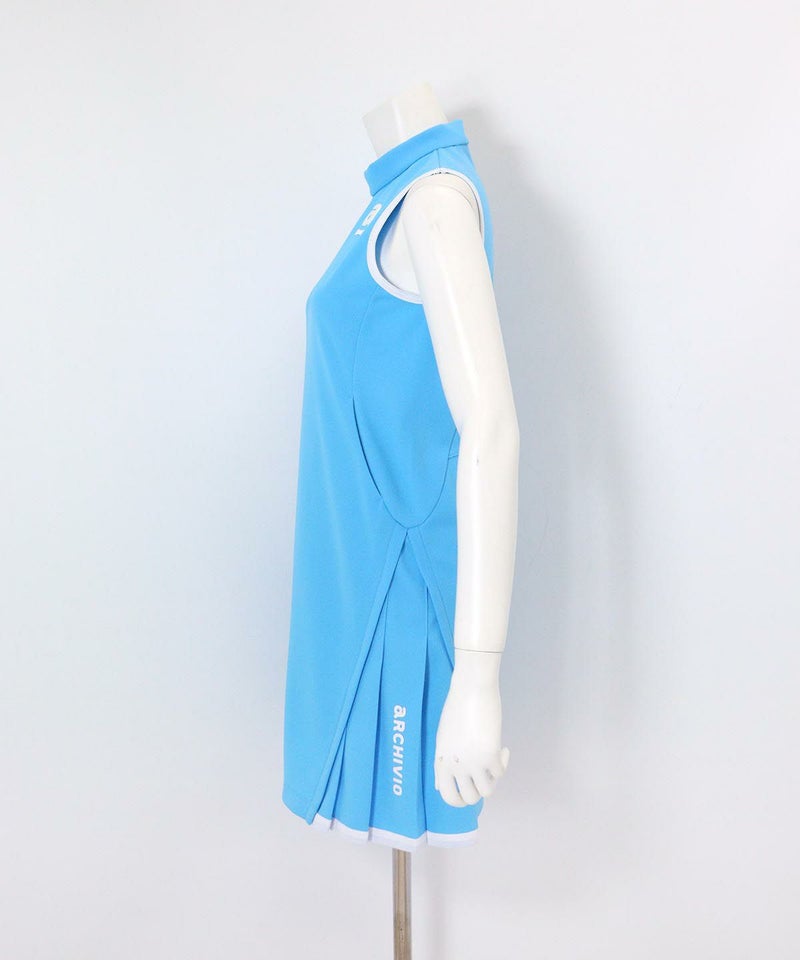 ポイントプリーツノースリワンピース横（ライトブルー）