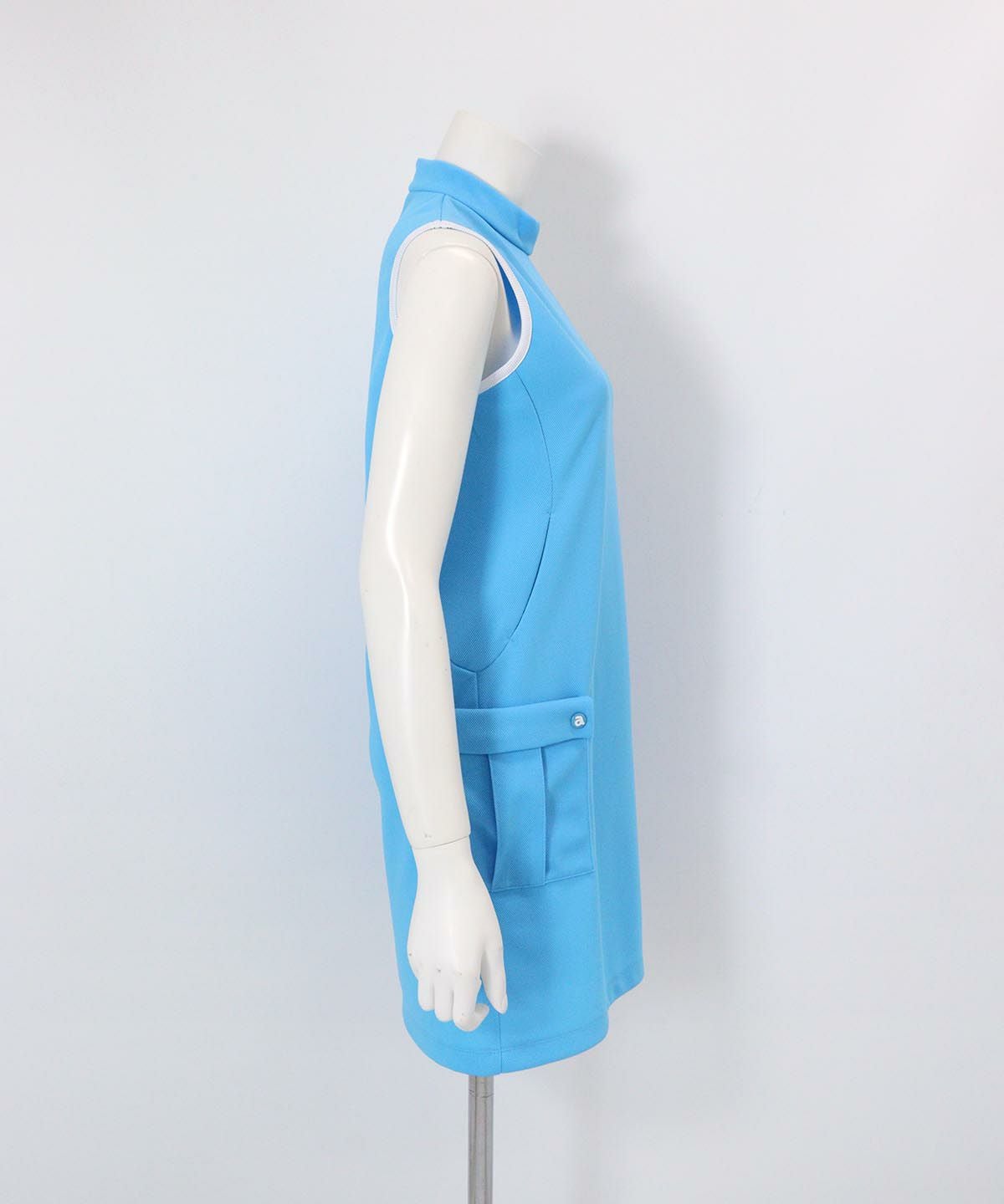 ポイントプリーツノースリワンピース横（ライトブルー）