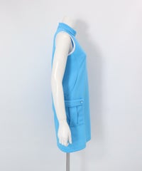 ポイントプリーツノースリワンピース横（ライトブルー）