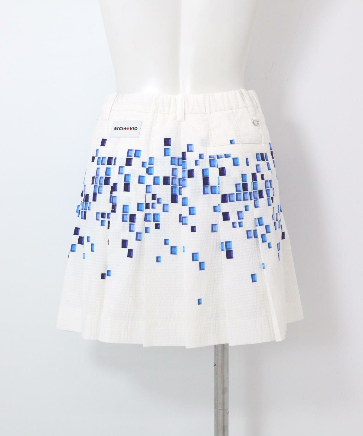 モザイク柄通気撥水スカート後（ホワイト×ブルー）