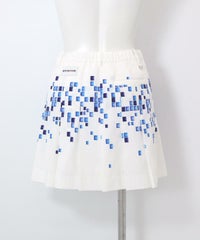 モザイク柄通気撥水スカート後（ホワイト×ブルー）