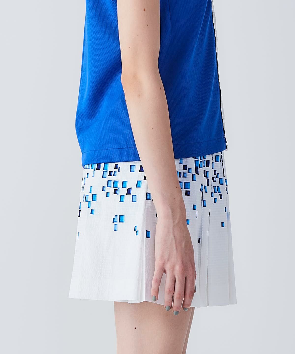 モデル着用画像（ホワイト×ブルー）