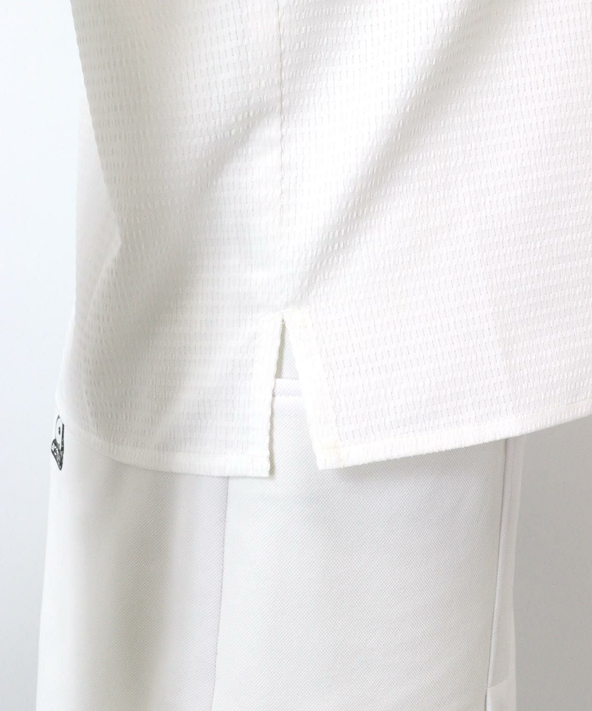裾スリット部分(ホワイト×レッド）