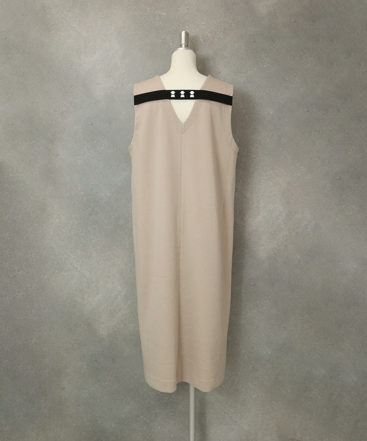 Vネックジャンパースカート後（ベージュ）