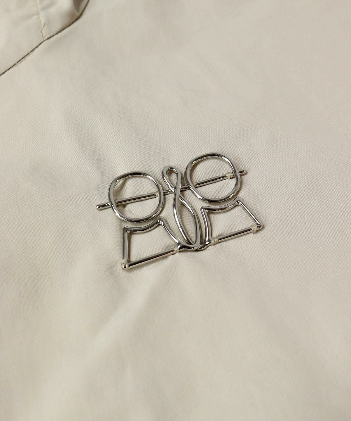 胸元デザイン部分（ベージュ）