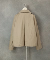 撥水ショートトレンチコート 後ろ（ベージュ）