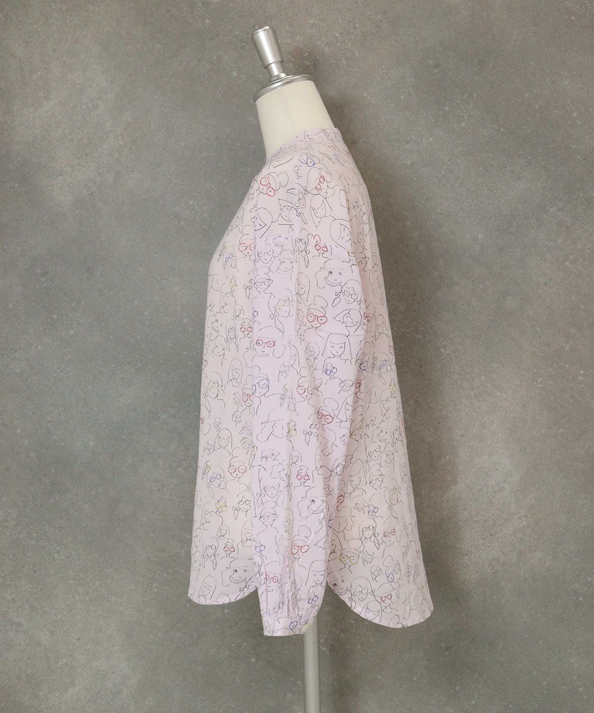 総柄シアーブラウス横（ピンク）