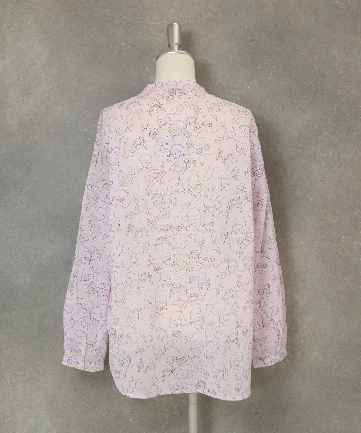 総柄シアーブラウス後（ピンク）