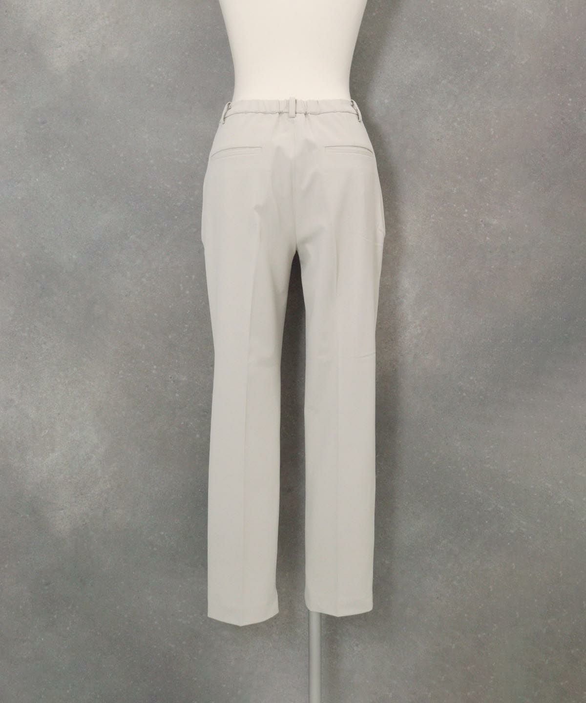 センタープレスUV撥水パンツ(ベージュ)後ろ