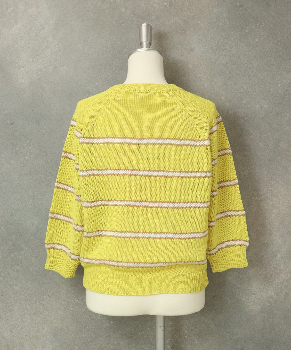 七分袖スキッパーニット 後ろ（イエロー）