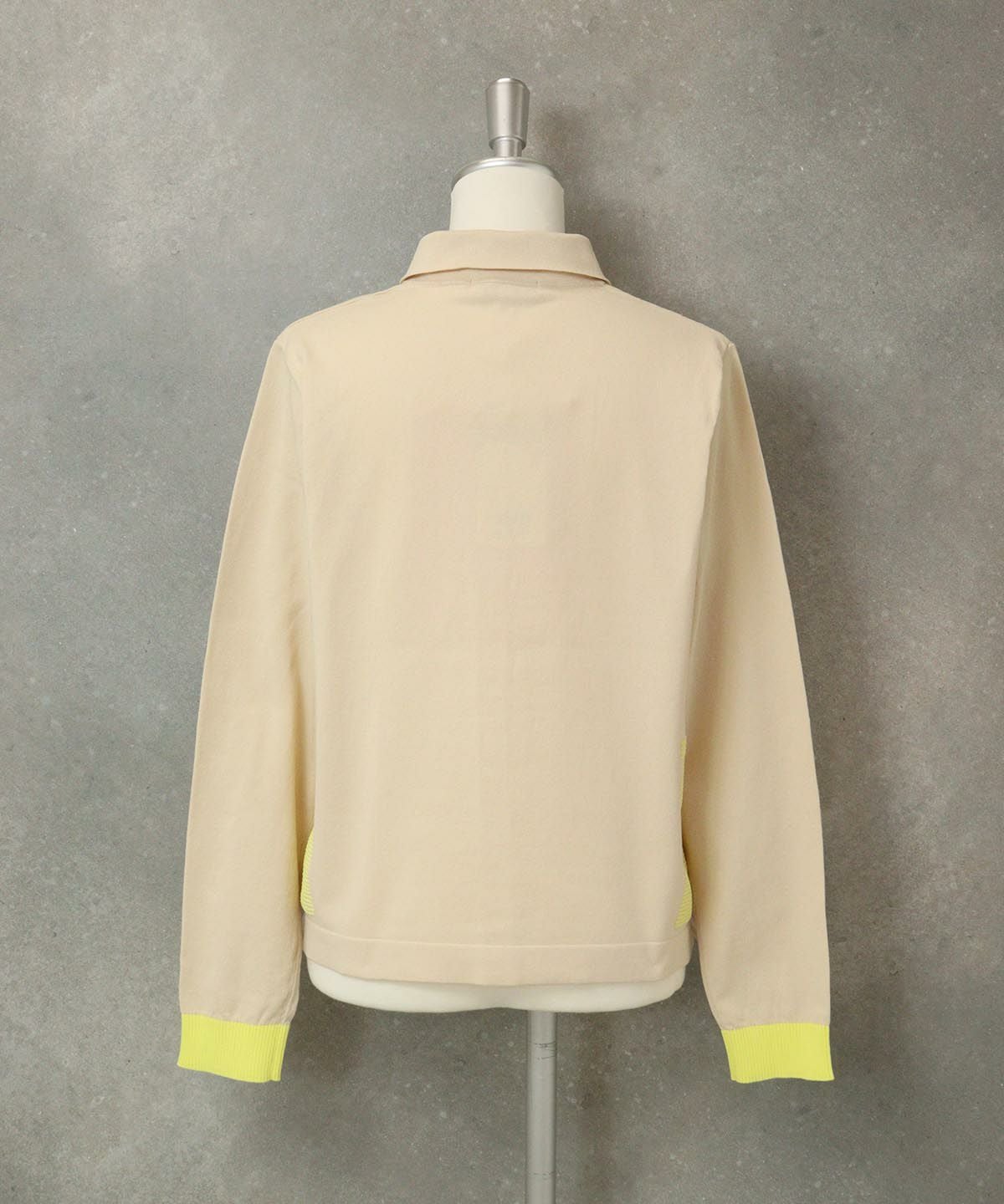 襟付きピコ柄カーディガン 後ろ（ベージュ）