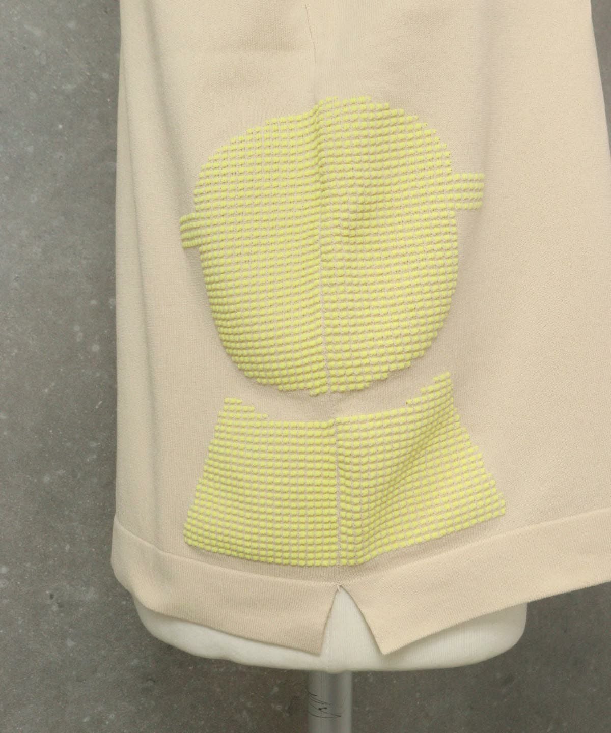 ウエスト装飾 ピコシルエット（ベージュ）