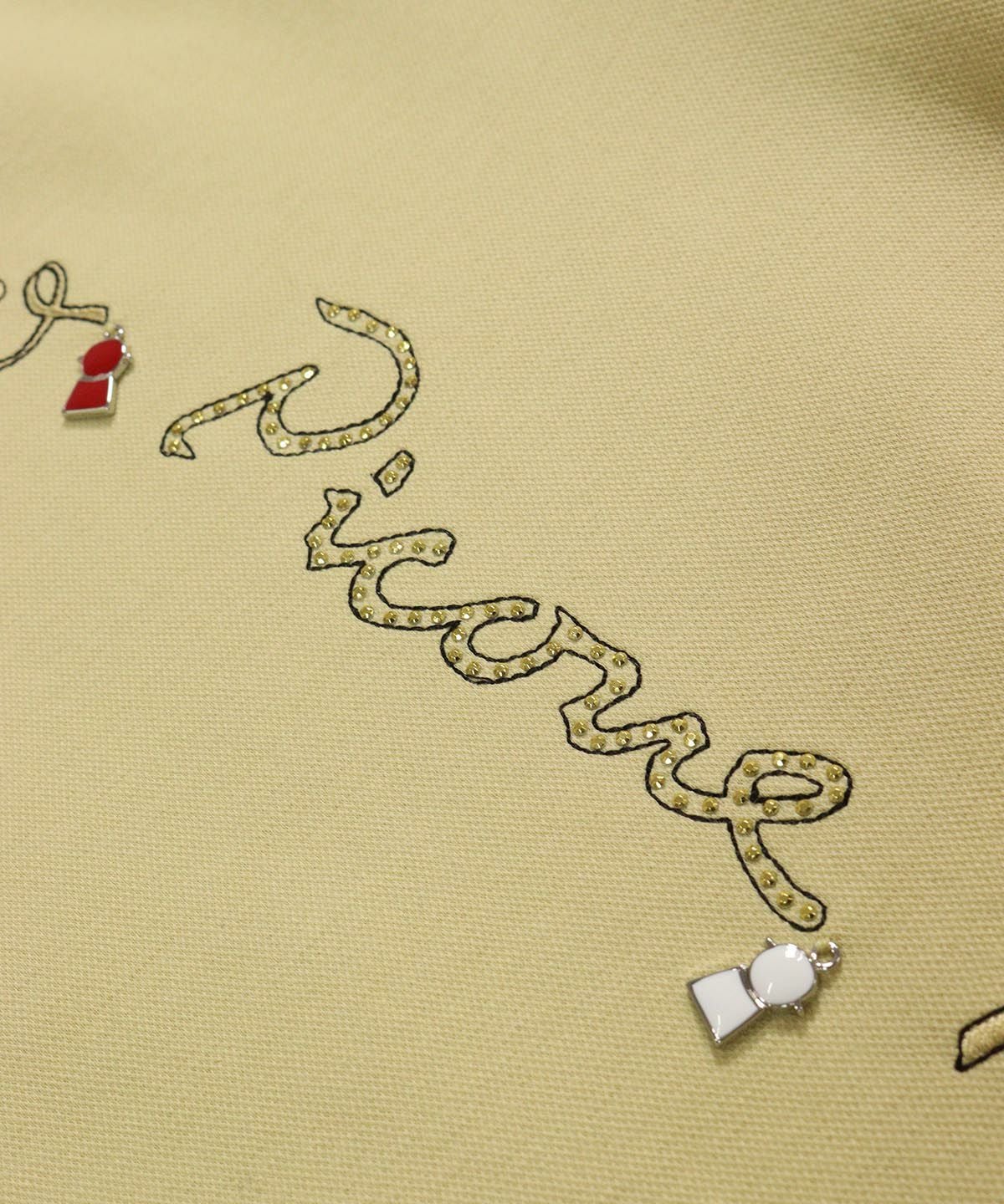 ロゴデザイン部分（イエロー）