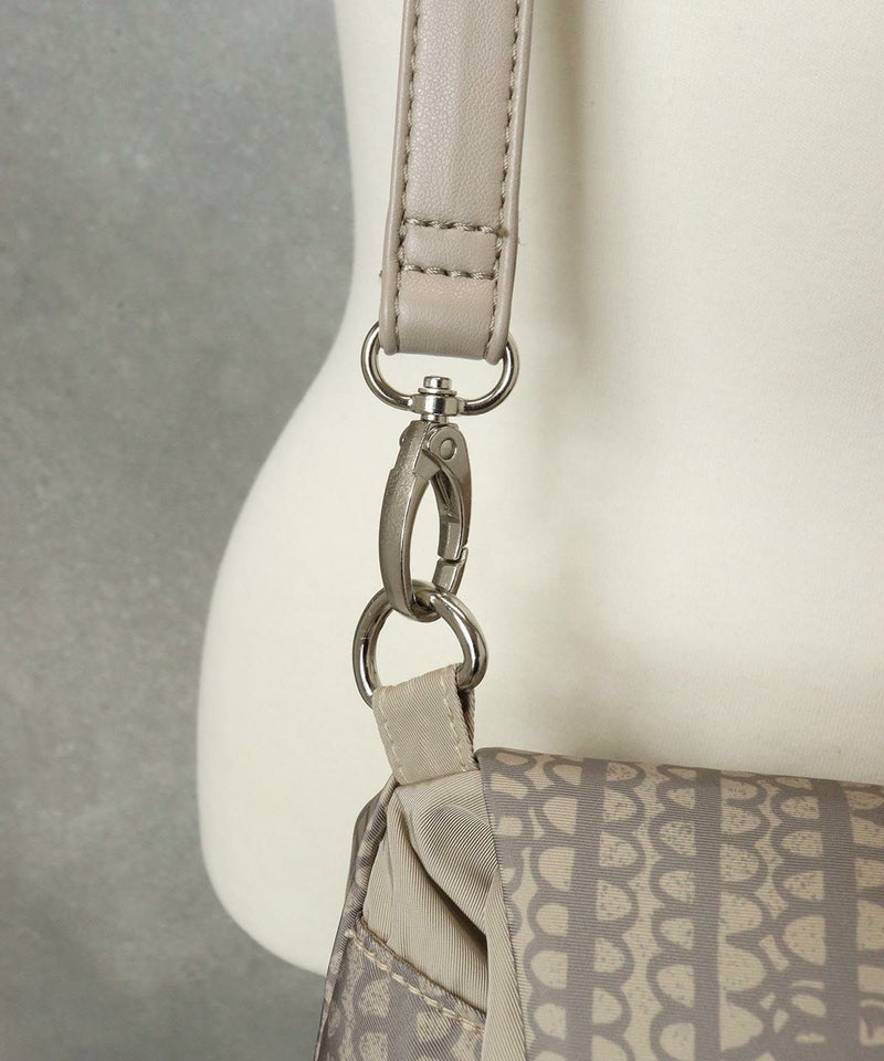 ショルダーベルト取り付け部分（ベージュ）