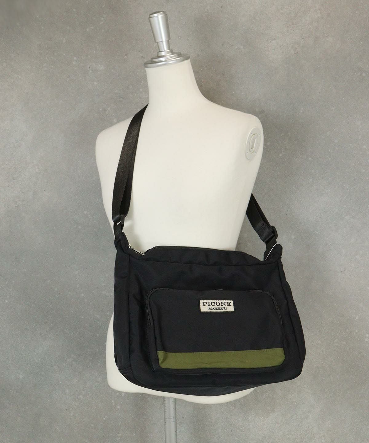 斜め掛け着用イメージ（ブラック）