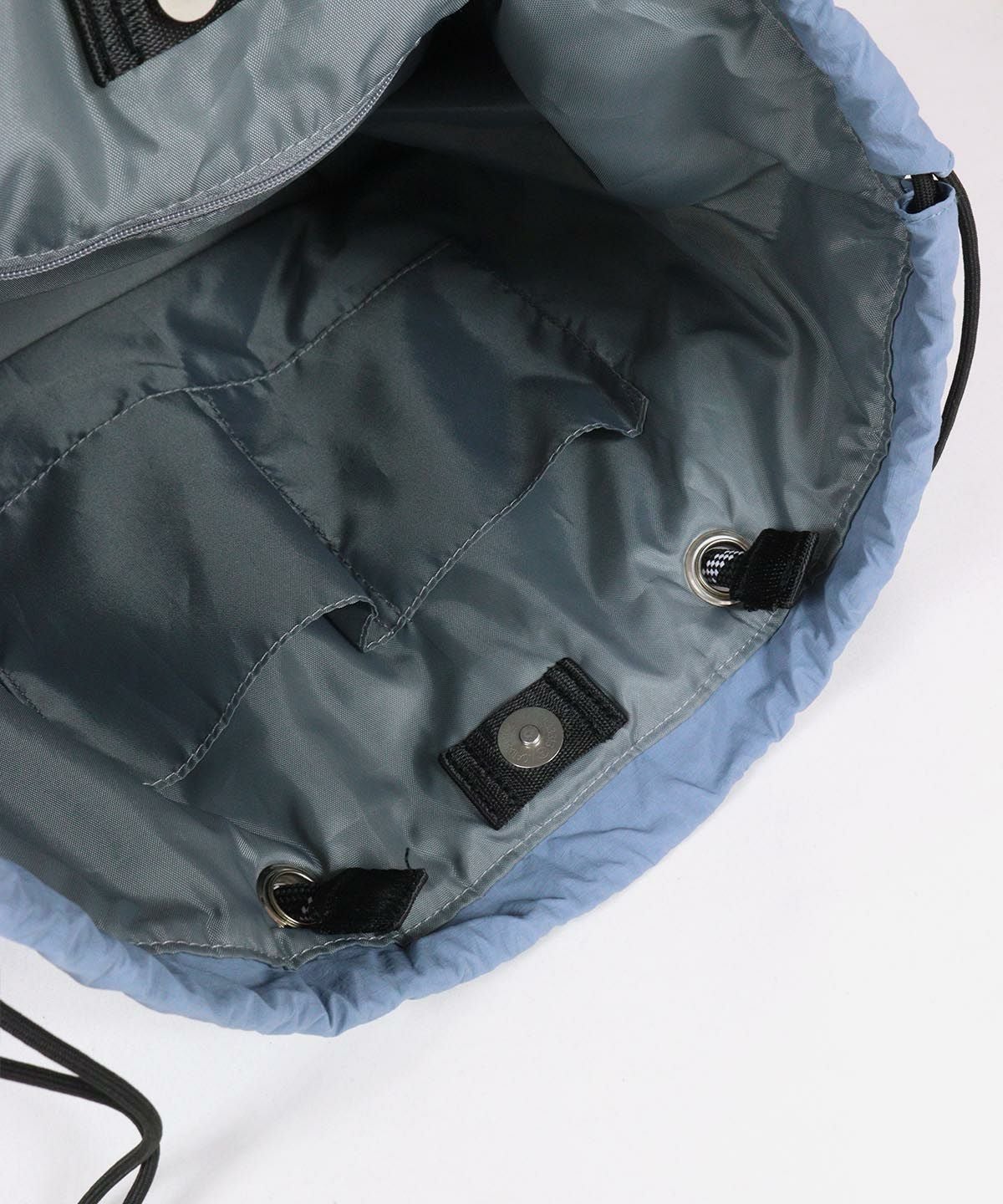 内側仕切りポケット部分（ブルー）