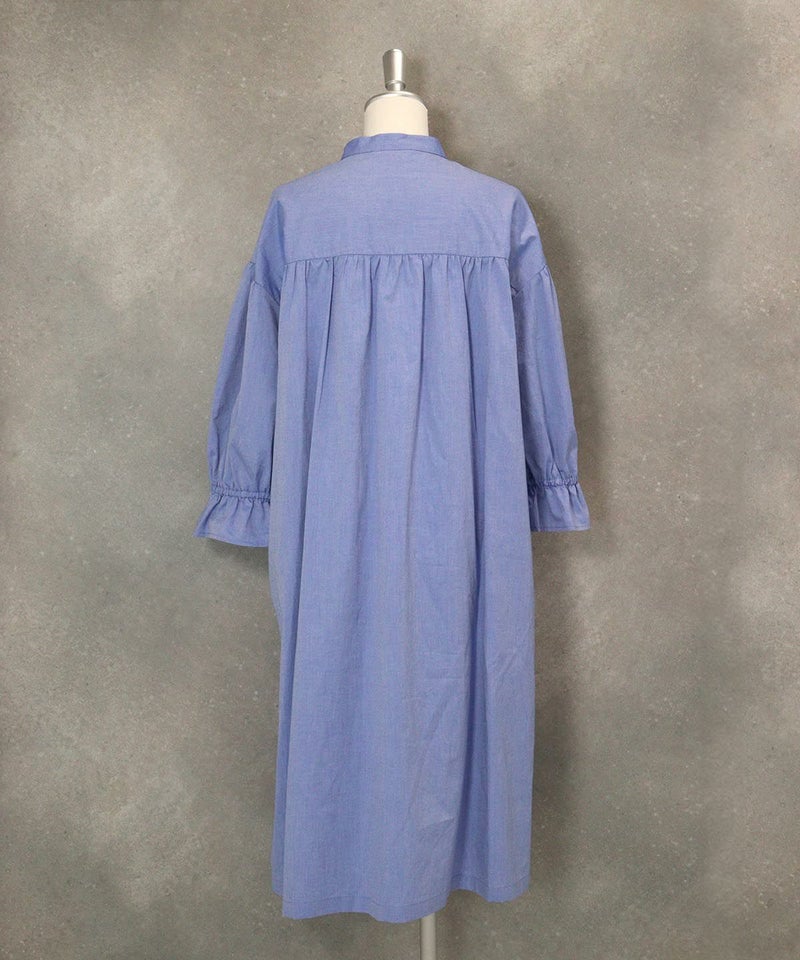 ビーズ刺繍バンドカラーワンピース後（ライトブルー）