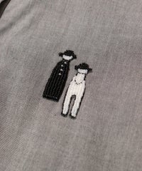 胸元デザイン部分（グレー）