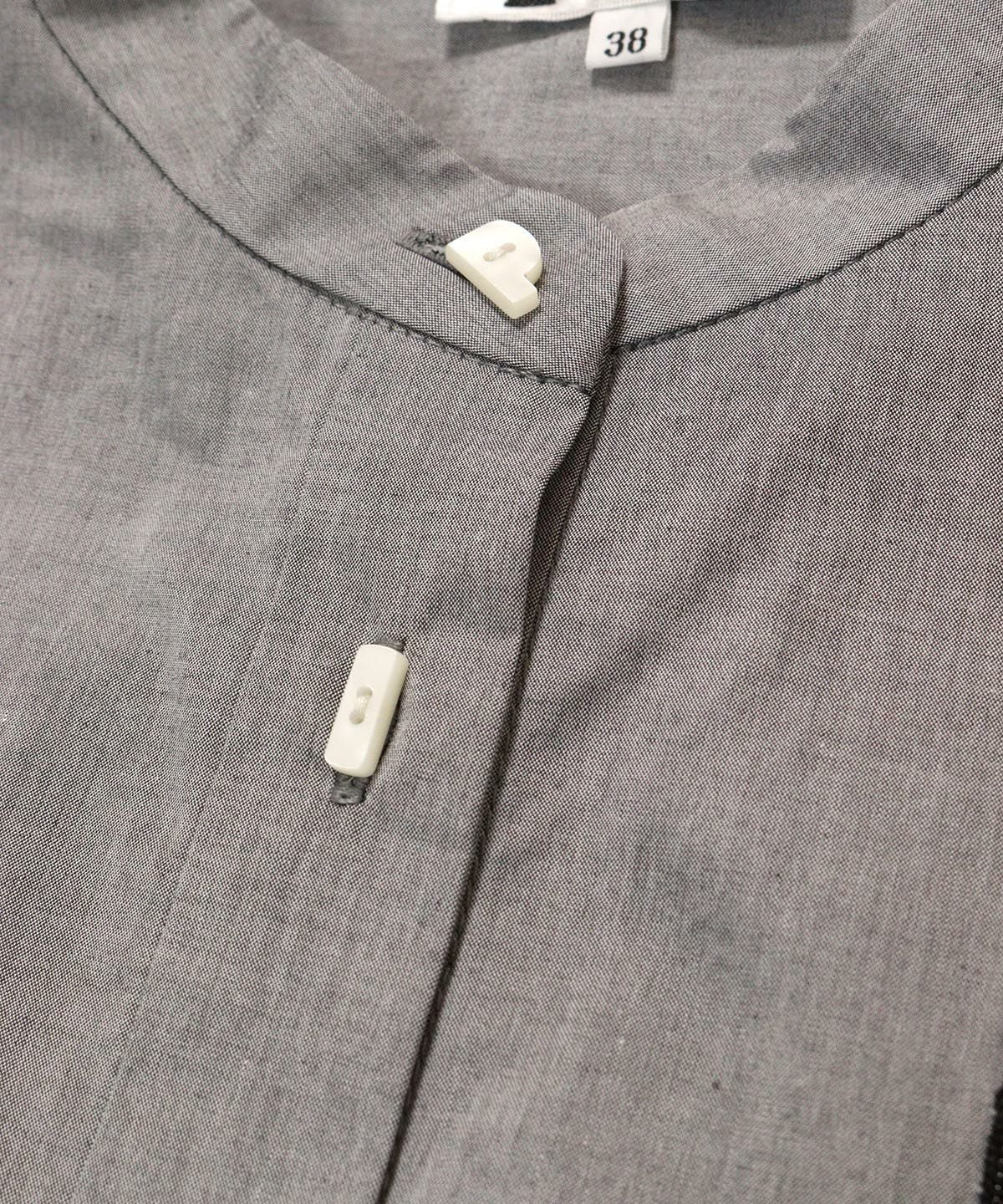 衿元ボタン部分（グレー）
