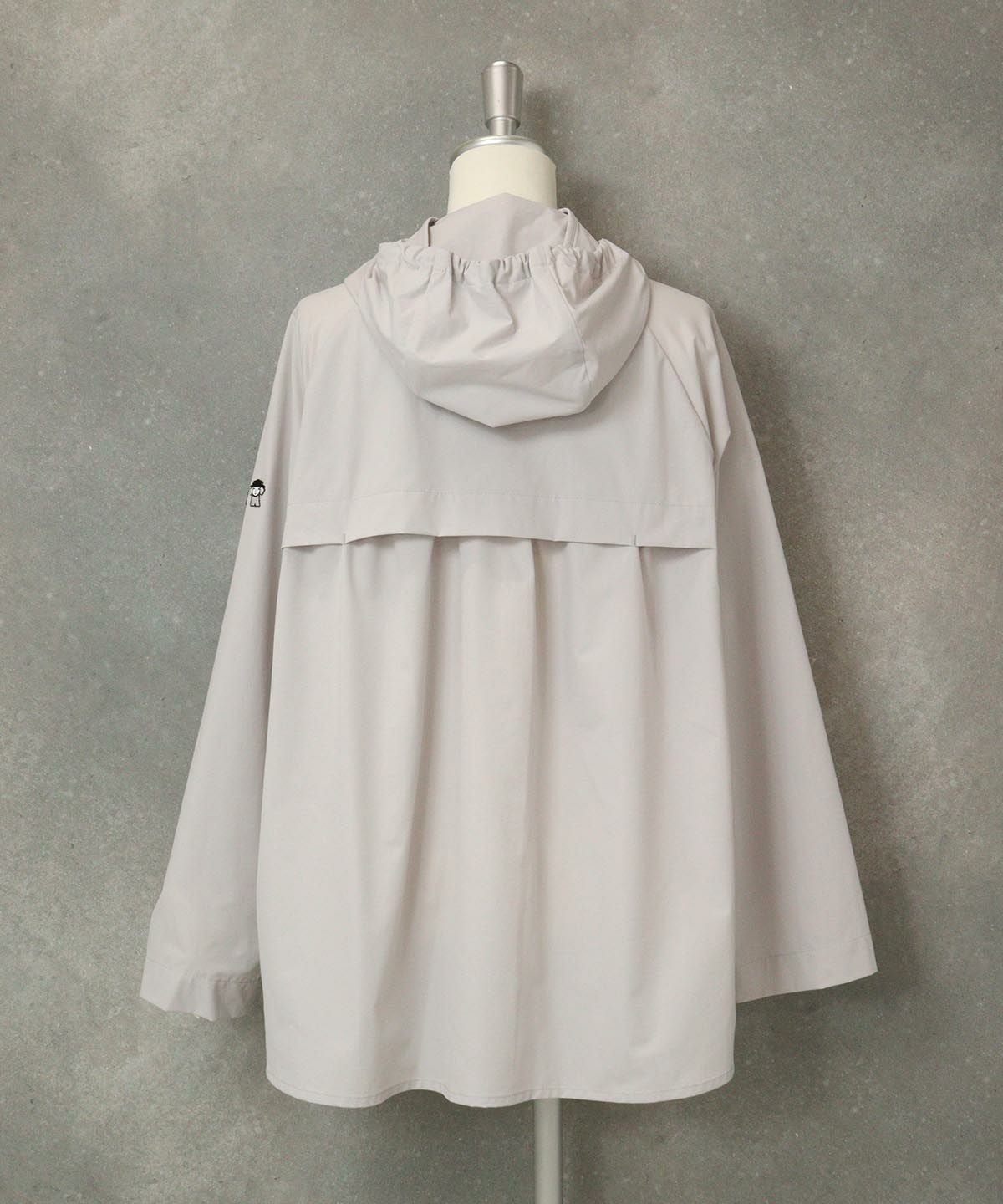 UV撥水バックギャザーブルゾン 後ろ（ライトグレー）