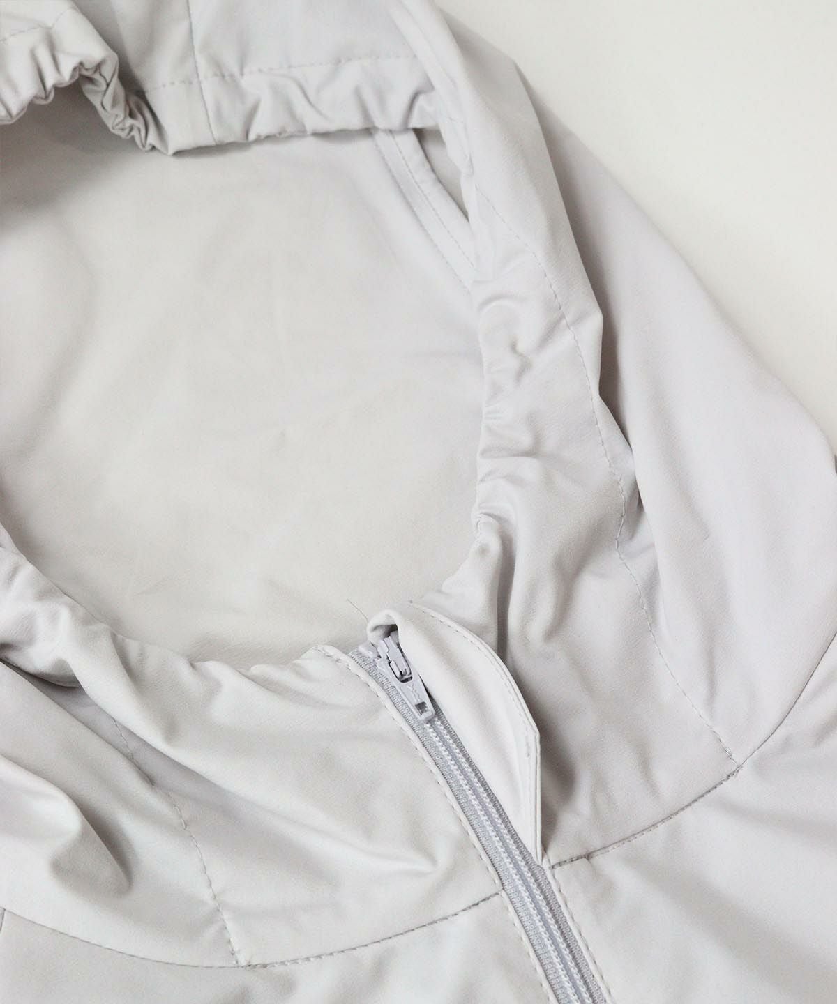 フード部分（ライトグレー）