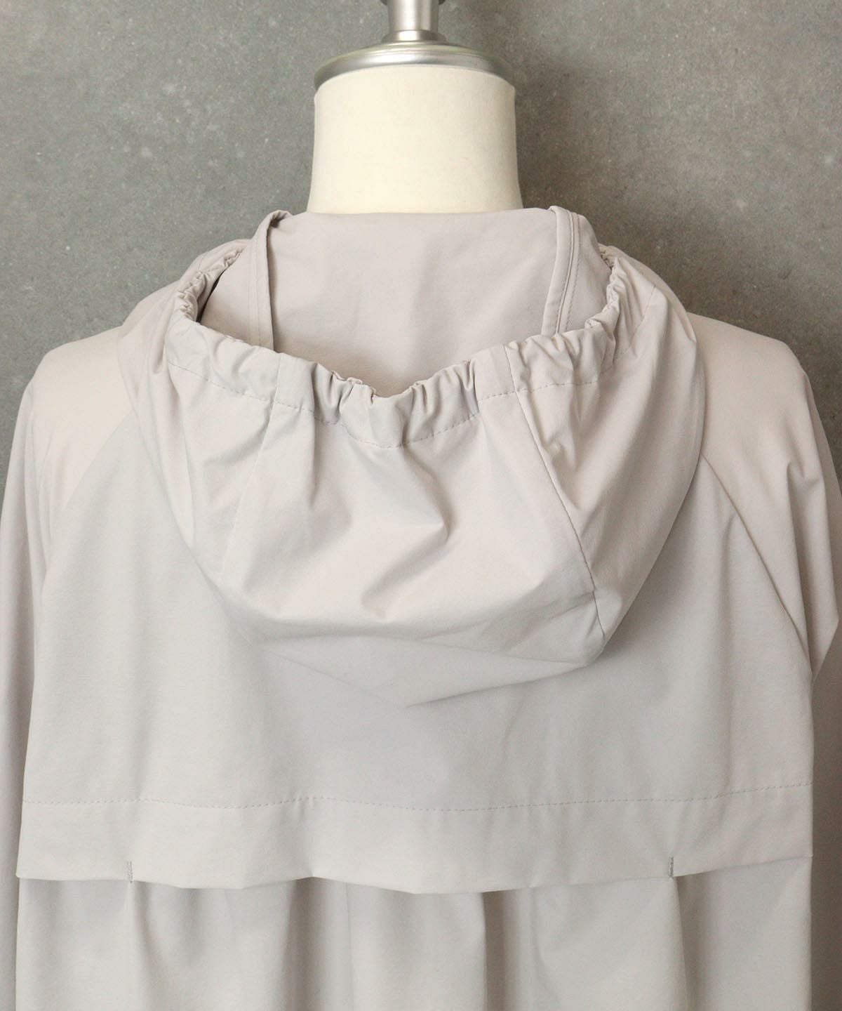 フード部分 後ろ（ライトグレー）