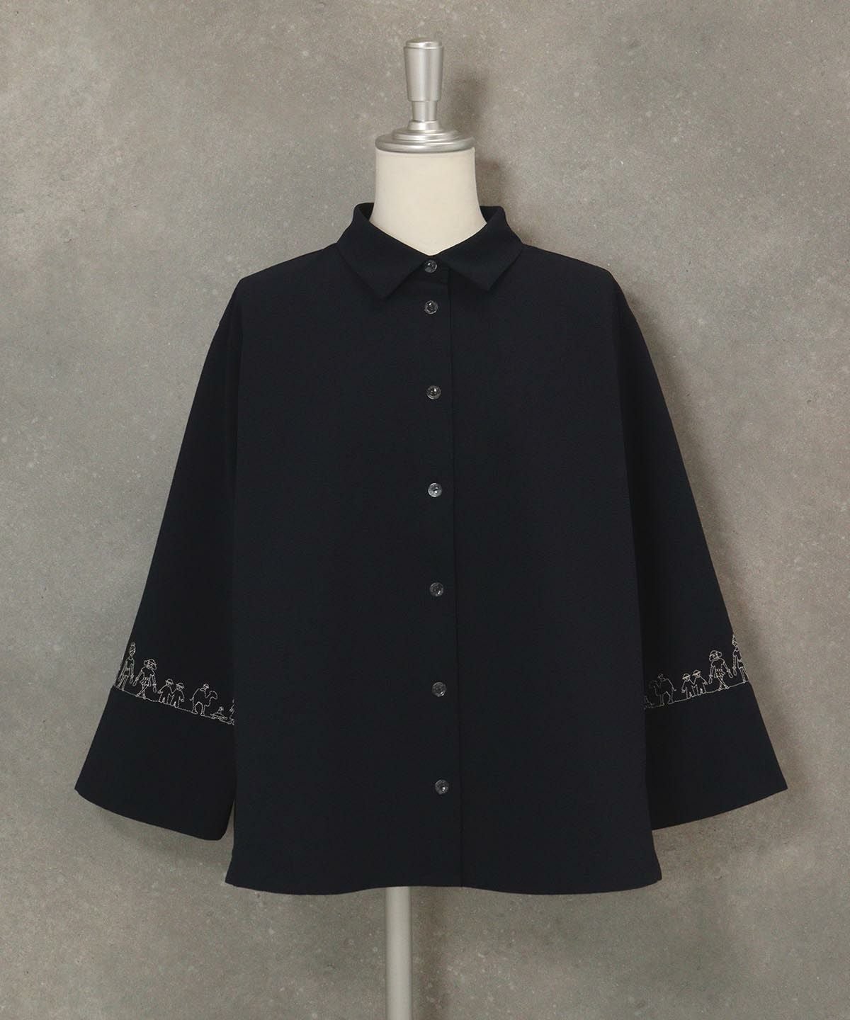 シアサッカー刺繍カフスブラウス（ネイビー）